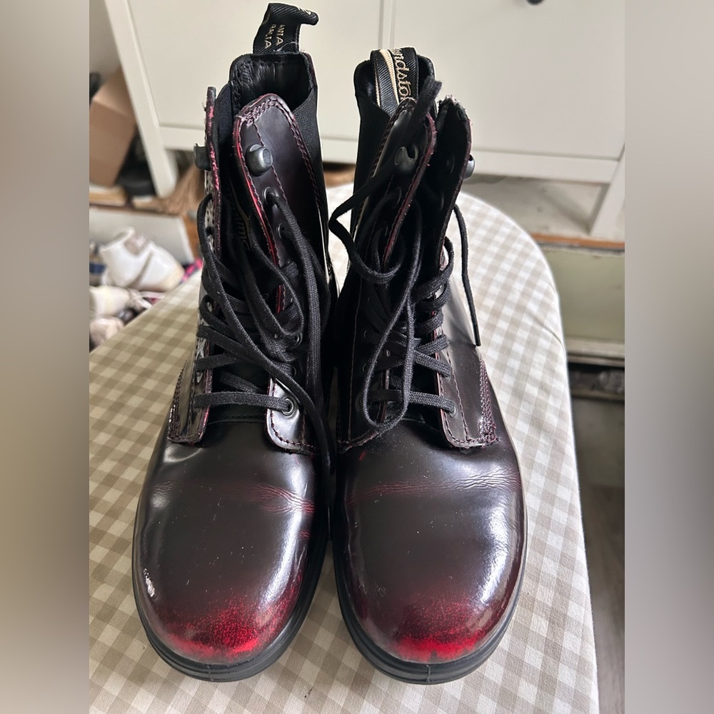 Blundstone Women's Lace Up Boots - burgundy patent leather with burnished toe
